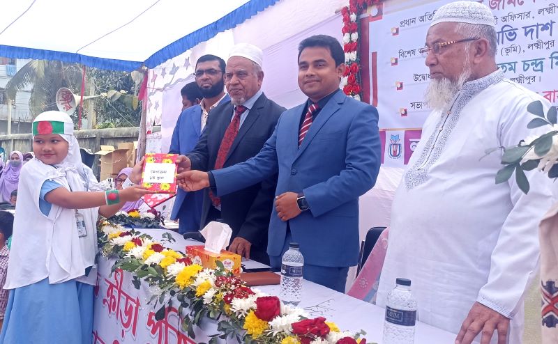 নয় শতাধিক ছাত্র-ছাত্রীকে পুরস্কার দিল ন্যাশনাল আইডিয়াল স্কুল অ্যান্ড কলেজ